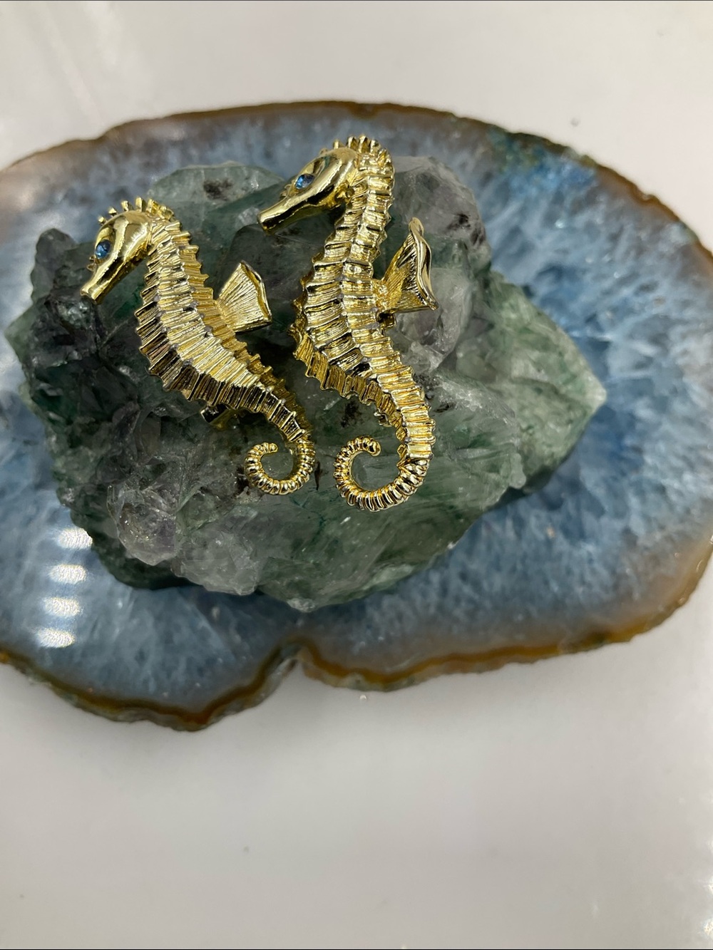 Two Exquisite Gold Seahorse Brooches With Blue Eyes - Picture 4 of 7